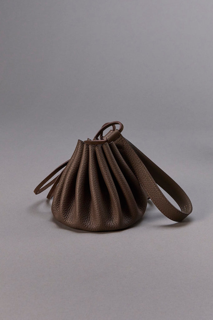 WHIP POUCH - MOKA / M26H9OJ015-MASU Official Online Store