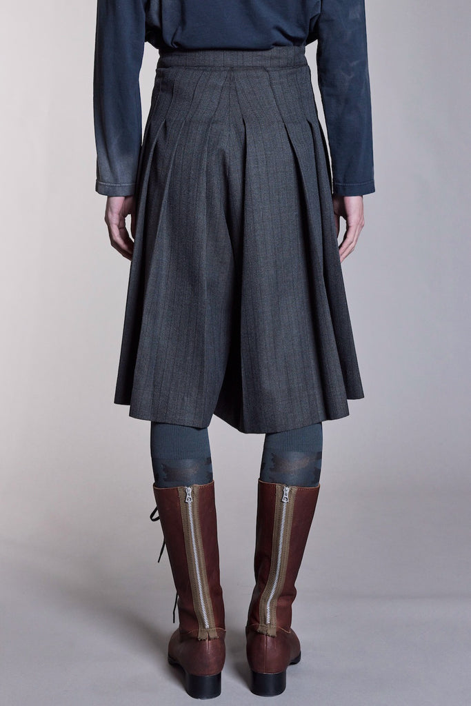 RANDOM PLEATED SHORTS - CHARCOAL BLACK / M26H9PS002-MASU Official Online Store