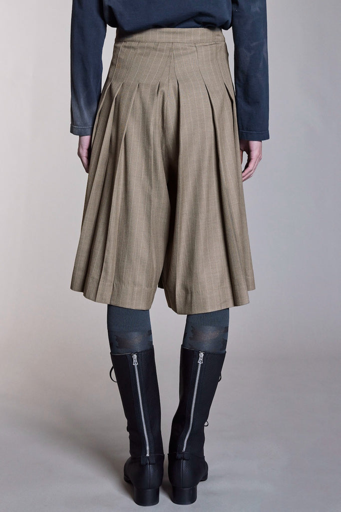 RANDOM PLEATED SHORTS - OLIVE GRAY / M26H9PS002-MASU Official Online Store